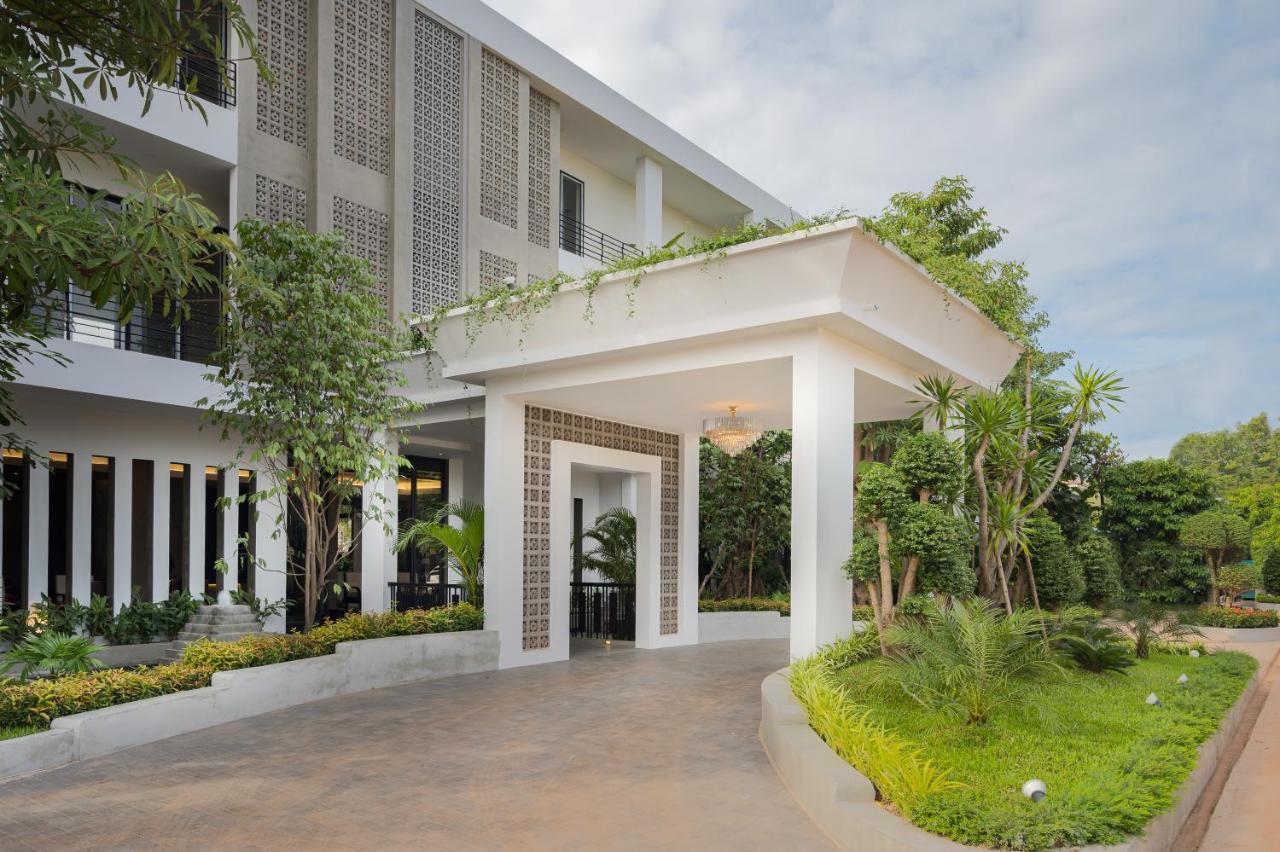 Eightfold Urban Resort Siem Reap Luaran gambar The hotel's entrance