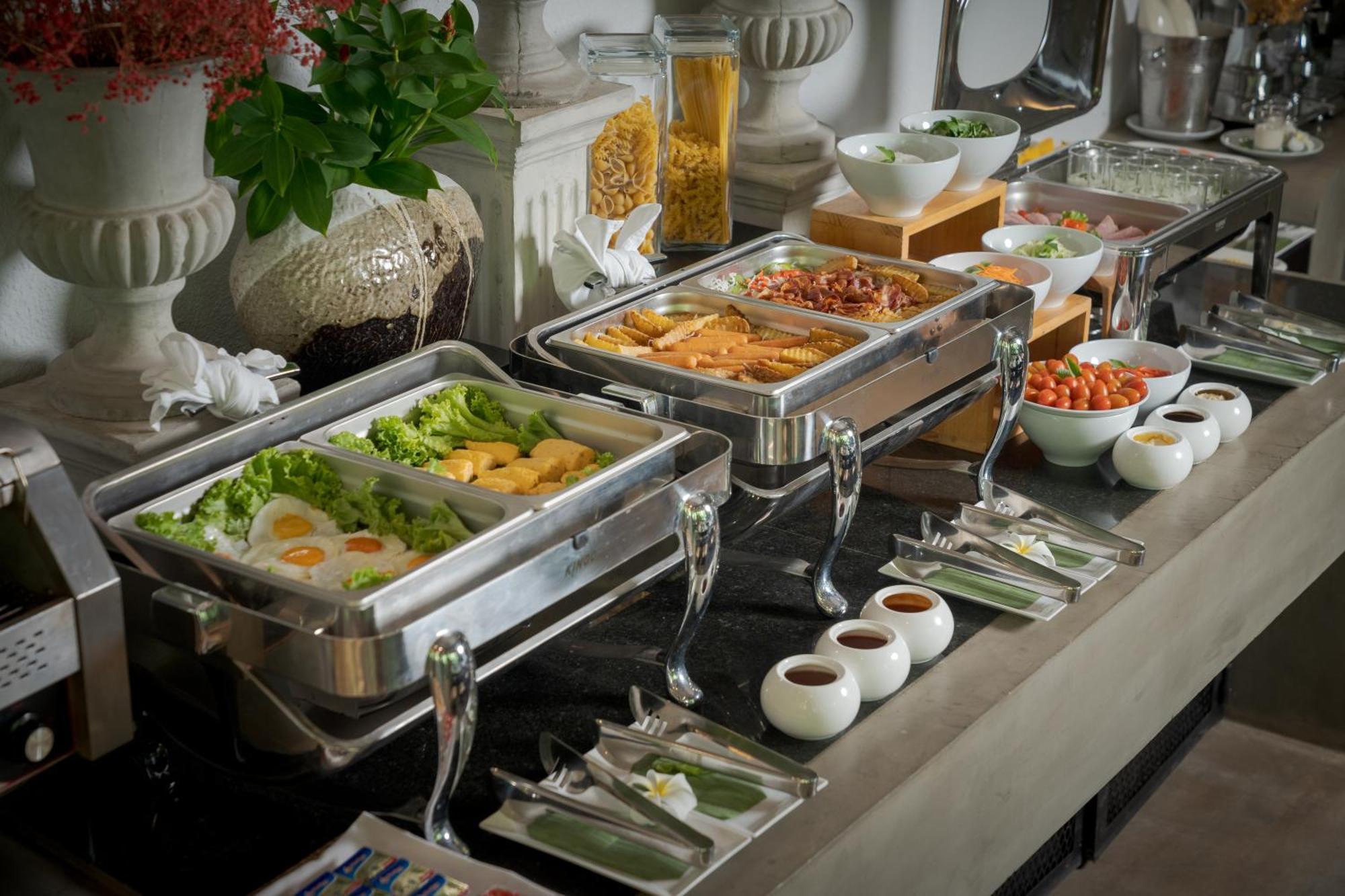 Eightfold Urban Resort Siem Reap Luaran gambar A buffet at a hotel