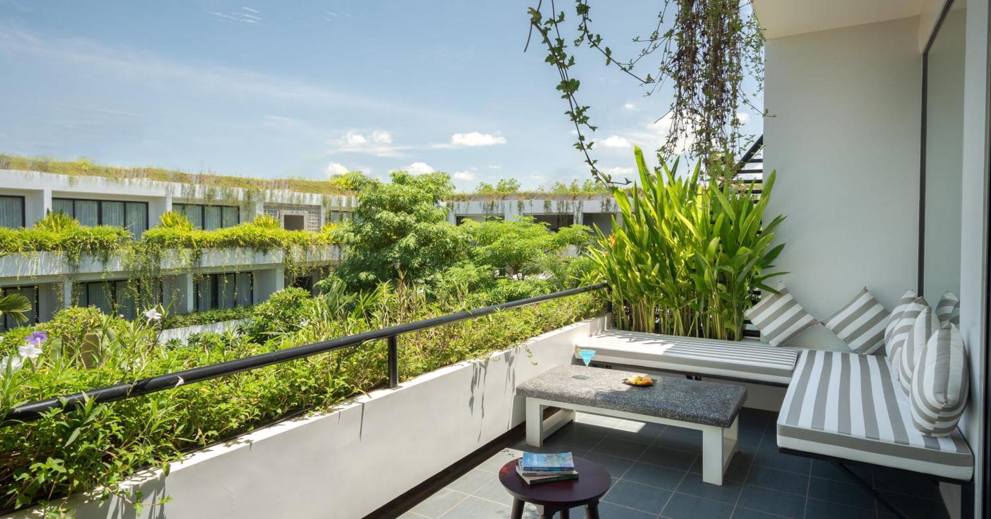 Eightfold Urban Resort Siem Reap Luaran gambar A balcony at the hotel