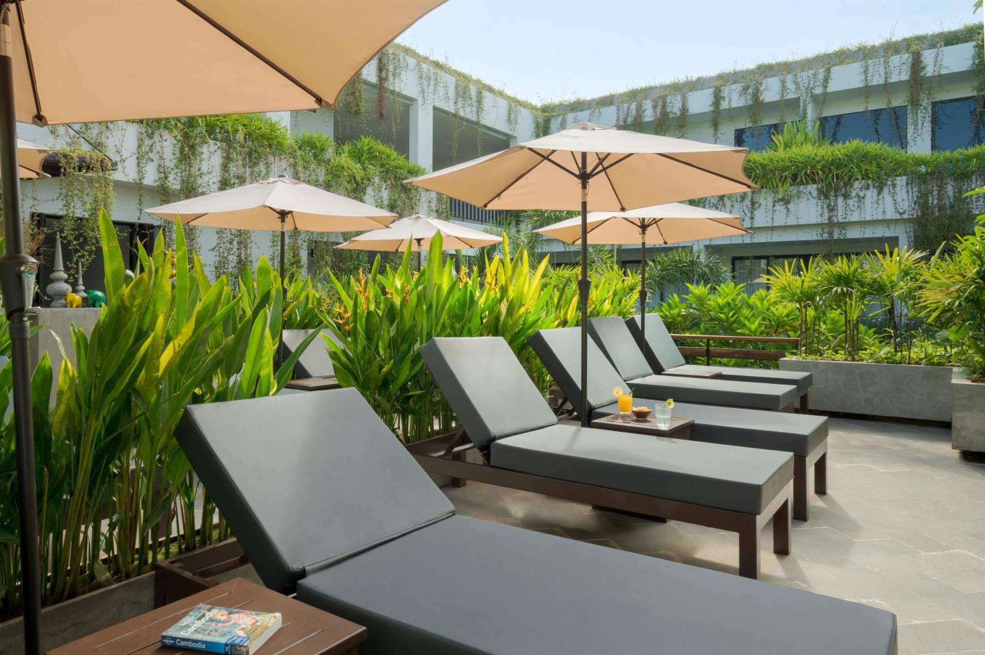 Eightfold Urban Resort Siem Reap Luaran gambar Pool Deck